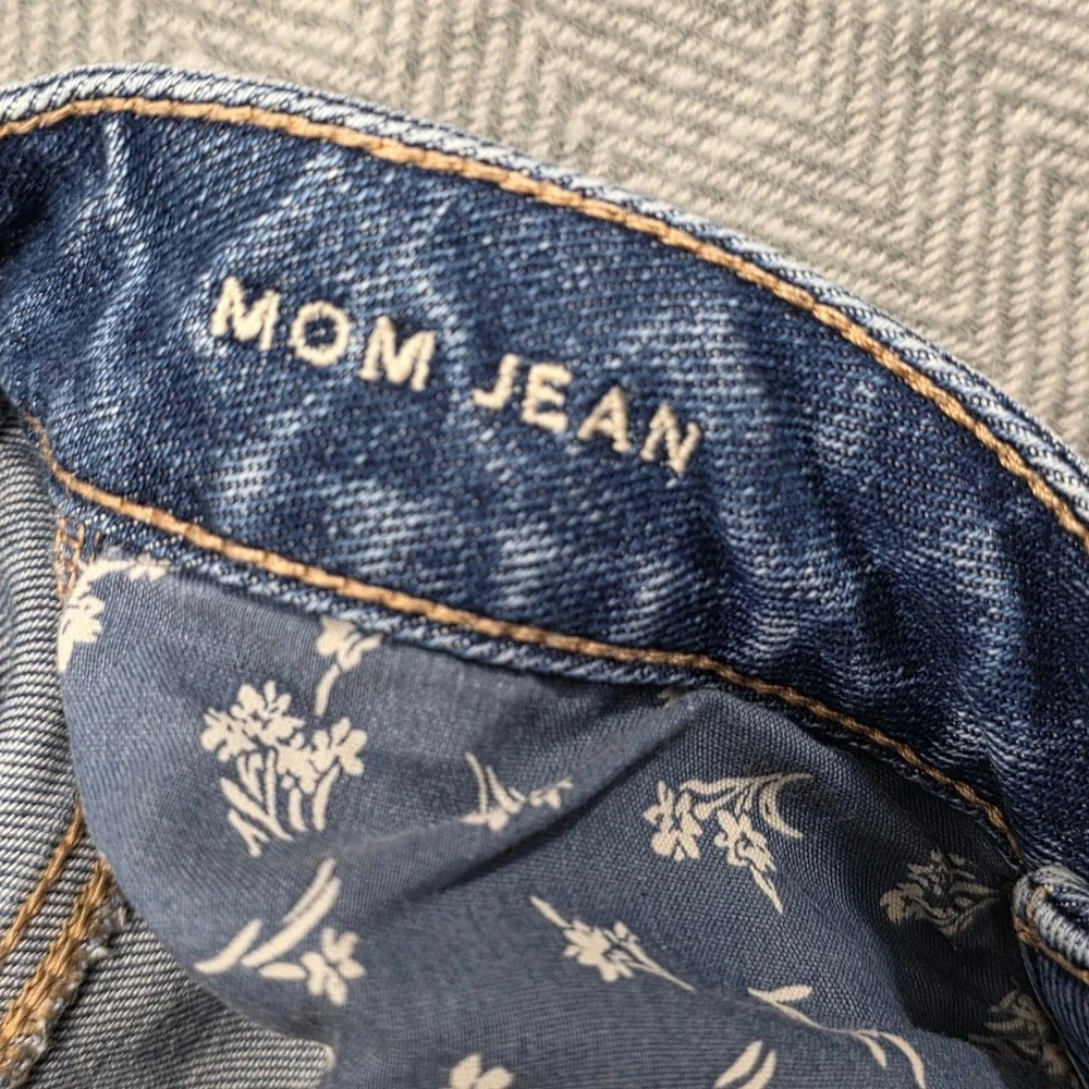American Eagle Outfitters Mom Jeans Distressed Ripped Medium Wash Size 4‎